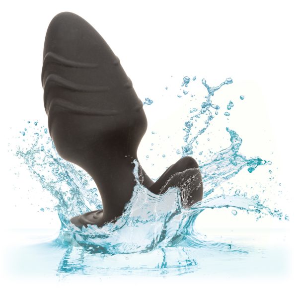 Plug IPX7 posé sur rebord de baignoire